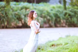 Serene Riverside Portraits: Yi Ping in YiTuYu Art Language Vol.9293 – Artistic Outdoor Photography and Natural Lifestyle Aesthetic-17