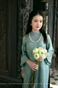Elegant Vietnamese Ao Dai: Timeless Beauty of an Asian Lady-11