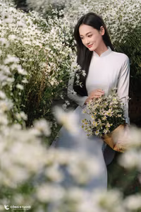 Elegant Vietnamese Woman in White Ao Dai Amidst Blooming Daisy Field - VGU No.123-8