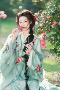 Ethereal Beauty: Xiao He's Grace in Classic Hanfu - YiTuYu Collection Vol.8729-11