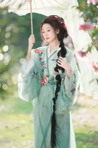 Ethereal Beauty: Xiao He's Grace in Classic Hanfu - YiTuYu Collection Vol.8729-3