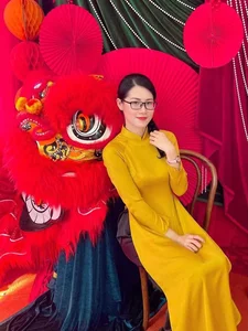 Celebrate the Beauty of Vietnamese Traditions: Elegant Ao Dai and Vibrant Spring Markets for the Lunar New Year-3