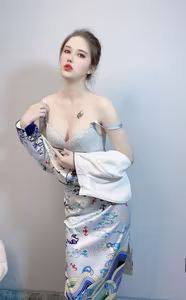 Coser Lu Ba Sui: Captivating Asian Beauty in Unique Wave-Patterned Attire – Discover Exclusive Selfie Photos!-11