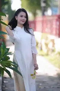 Graceful Vietnamese Girl in White Ao Dai - Captivating Traditional Beauty-6