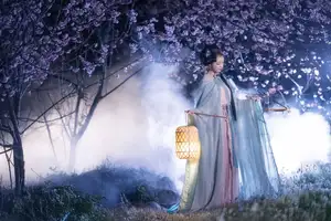 Discover the Ethereal Beauty of Qi Ni Si Mao in YiTuYu Vol.8623: An Asian Muse by Lantern Light-7