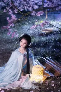 Discover the Ethereal Beauty of Qi Ni Si Mao in YiTuYu Vol.8623: An Asian Muse by Lantern Light-19