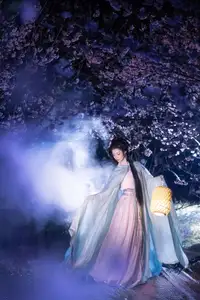 Discover the Ethereal Beauty of Qi Ni Si Mao in YiTuYu Vol.8623: An Asian Muse by Lantern Light-21