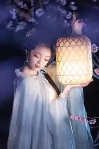 Discover the Ethereal Beauty of Qi Ni Si Mao in YiTuYu Vol.8623: An Asian Muse by Lantern Light-12