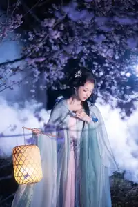 Discover the Ethereal Beauty of Qi Ni Si Mao in YiTuYu Vol.8623: An Asian Muse by Lantern Light-20