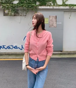 4 Essential Long-Sleeve Tops for a Chic Wardrobe: Elevate Your Everyday Style with These Versatile and Timeless Fashion Staples-6