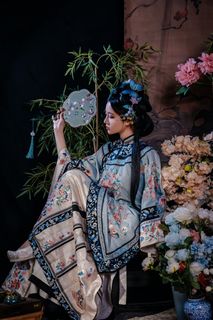 Elegant Traditional Chinese Attire & Classic Beauty-4