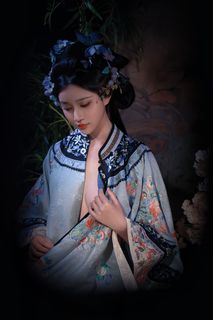 Elegant Traditional Chinese Attire & Classic Beauty-15