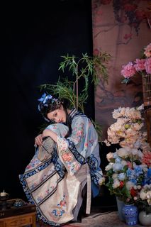 Elegant Traditional Chinese Attire & Classic Beauty-20