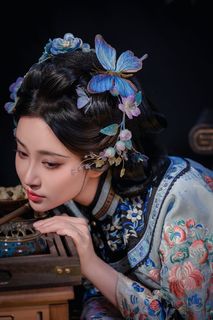 Elegant Traditional Chinese Attire & Classic Beauty-3