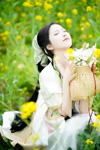 YiTuYu Vol.8720 Tu Ya W: Hanfu Beauty Amidst Golden Rapeseed Flowers-18