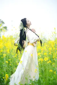 YiTuYu Vol.8720 Tu Ya W: Hanfu Beauty Amidst Golden Rapeseed Flowers-15