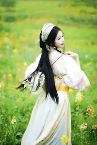 YiTuYu Vol.8720 Tu Ya W: Hanfu Beauty Amidst Golden Rapeseed Flowers-8