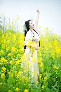 YiTuYu Vol.8720 Tu Ya W: Hanfu Beauty Amidst Golden Rapeseed Flowers-13