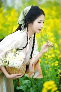 YiTuYu Vol.8720 Tu Ya W: Hanfu Beauty Amidst Golden Rapeseed Flowers-21