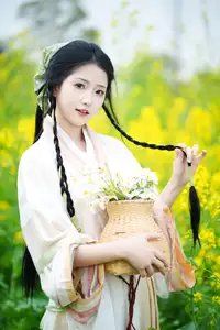YiTuYu Vol.8720 Tu Ya W: Hanfu Beauty Amidst Golden Rapeseed Flowers-1