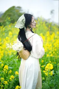 YiTuYu Vol.8720 Tu Ya W: Hanfu Beauty Amidst Golden Rapeseed Flowers-2