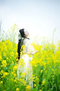 YiTuYu Vol.8720 Tu Ya W: Hanfu Beauty Amidst Golden Rapeseed Flowers-22
