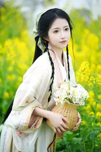 YiTuYu Vol.8720 Tu Ya W: Hanfu Beauty Amidst Golden Rapeseed Flowers-7