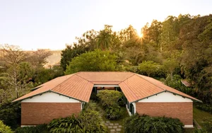 Stunning 600m2 Farmhouse Renovation: Blending Rustic Heritage with Modern Open-Plan Design and Natural Light-6
