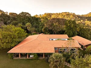 Stunning 600m2 Farmhouse Renovation: Blending Rustic Heritage with Modern Open-Plan Design and Natural Light-2