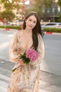 XVG No.16: Floral Dream - Radiant Beauty with a Rose Bouquet in Golden Sunset Light.-2