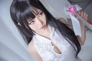Coser MianBing XianEr: Elegant & Alluring in White Qipao - Stunning Cosplay Photo Collection-15