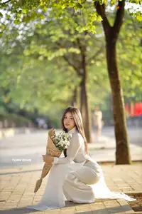 Captivating Beauty: Vietnamese Girl in White Ao Dai with Delicate Daisies.-2