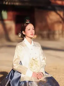 Phuong Ly Transforms into a Regal Korean Consort in Exquisite Hanbok at Ancient Palace-4