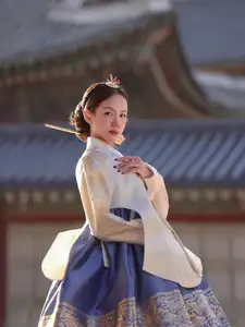 Phuong Ly Transforms into a Regal Korean Consort in Exquisite Hanbok at Ancient Palace-1