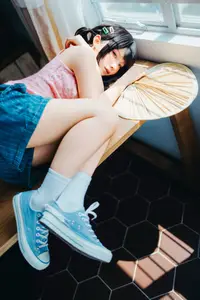 Coser Chunmomo's Dreamy Selfie Moments Part02: Captivating Beauty by the Window-8