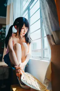 Coser Chunmomo's Dreamy Selfie Moments Part02: Captivating Beauty by the Window-17