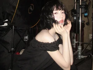 Bâu Krysie stuns with a bold short hairstyle and captivating beauty in new look-7