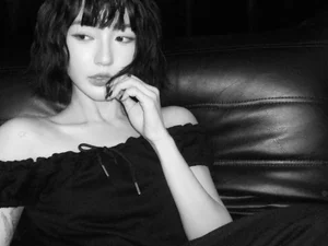 Bâu Krysie stuns with a bold short hairstyle and captivating beauty in new look-1