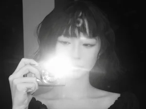 Bâu Krysie stuns with a bold short hairstyle and captivating beauty in new look-2