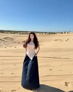Karty Chang: Dien Bien Hot Girl Shines Bright Amidst Desert Dunes-9