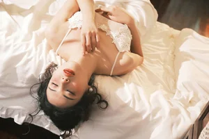 Cinematic Muse: The Timeless Elegance of Yi Zhi Qian Qian-14