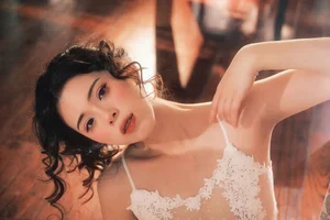 Cinematic Muse: The Timeless Elegance of Yi Zhi Qian Qian-12