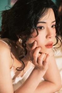 Cinematic Muse: The Timeless Elegance of Yi Zhi Qian Qian-1