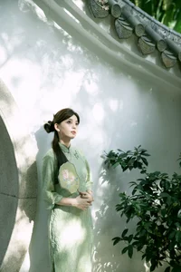 Elegant Modern Cheongsam Fashion by Qu Qi: YiTuYu Art Language Vol.9352 - A Stunning Collection of Fresh Qipao Style and Artistic Photography-0