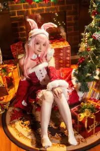 Coser Sonico Christmas: Sweet & Alluring Santa Bunny Beside Sparkling Tree-6