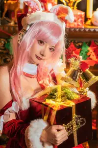 Coser Sonico Christmas: Sweet & Alluring Santa Bunny Beside Sparkling Tree-0