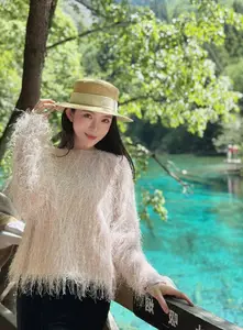 MC Tu Linh flaunts her increasingly chic and charming beauty on a luxurious wooden staircase: Her escalating allure sparks a sensation!-1