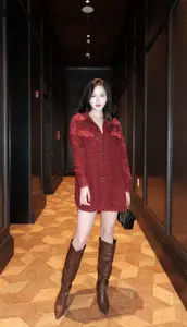 MC Tu Linh flaunts her increasingly chic and charming beauty on a luxurious wooden staircase: Her escalating allure sparks a sensation!-2