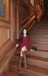 MC Tu Linh flaunts her increasingly chic and charming beauty on a luxurious wooden staircase: Her escalating allure sparks a sensation!-0