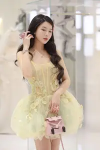 MC Tu Linh flaunts her increasingly chic and charming beauty on a luxurious wooden staircase: Her escalating allure sparks a sensation!-5